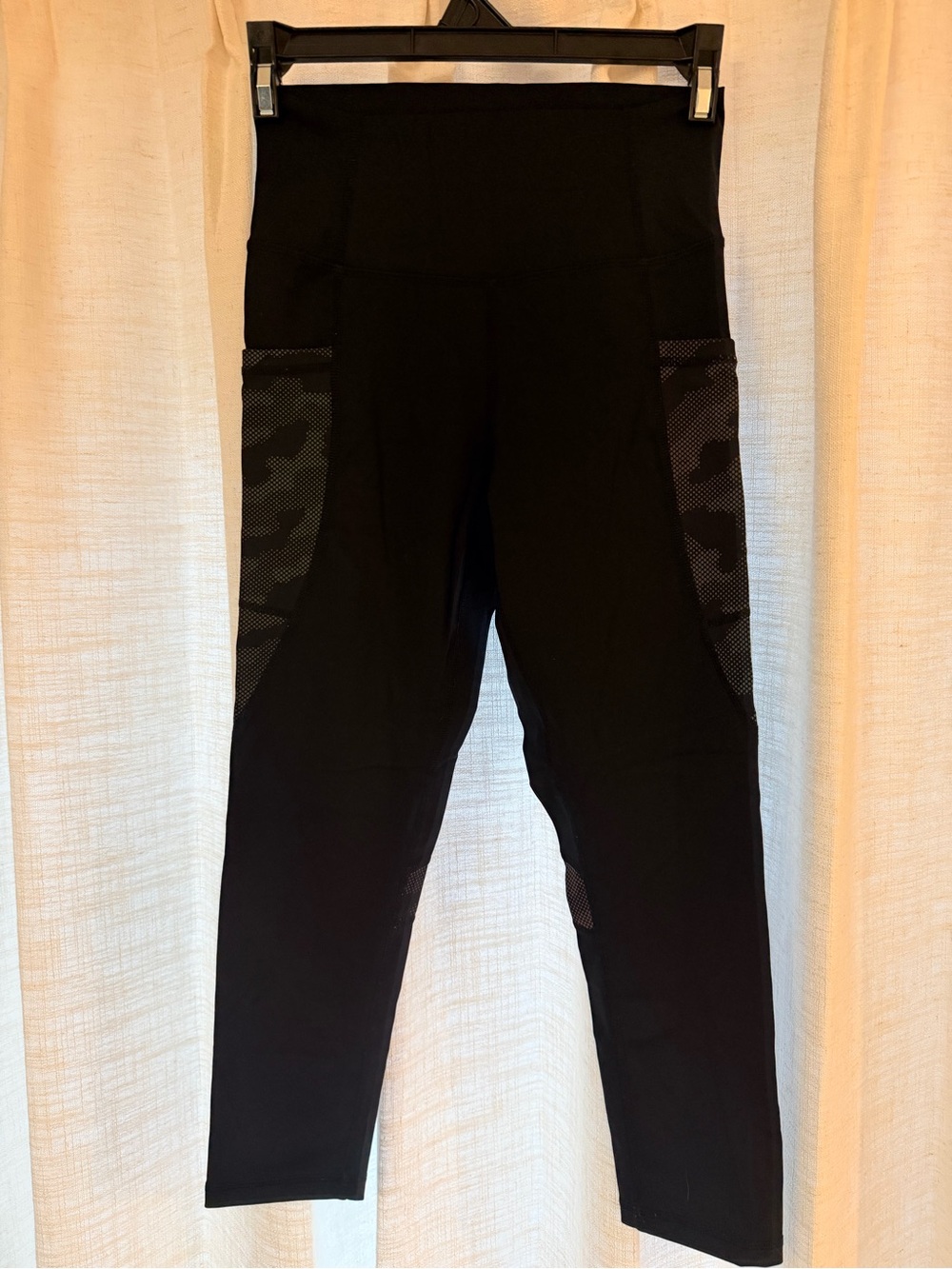 High-Rise Black crop Leggings with Side camo Pockets Size 4